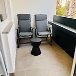 Apartman Chic Escape - Designer Oasis Near The *