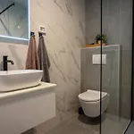 Apartman Chic Escape - Designer Oasis Near The