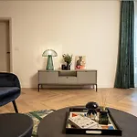 Chic Escape - Designer Oasis Near The Apartman