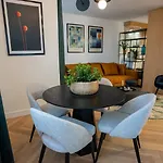 Chic Escape - Designer Oasis Near The Apartman *