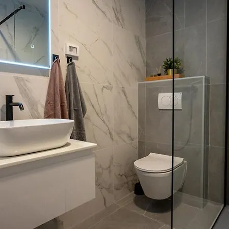 Апартаменты Chic Escape - Designer Oasis Near The
