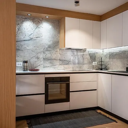 Apartman Chic Escape - Designer Oasis Near The *