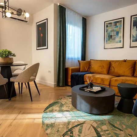 Chic Escape - Designer Oasis Near The Appartement Pula